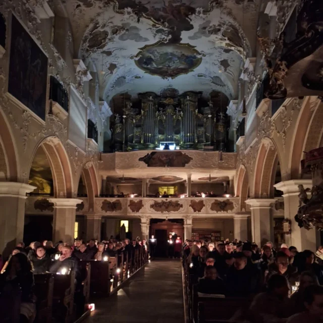 Zum Abschluss des Jahres und als unser persönliches Highlight haben wir in unserer Aussendungsfeier das Friedenslicht an die Gemeinde übergeben. 🕯

Unter dem diesjährigen Motto "Vielfalt leben, Zukunft gestalten" möchten wir alle Menschen guten Willens ermutigen, das Licht in die Welt hinauszutragen und aus dieser kleinen Flamme ein Lichtermeer entstehen zu lassen! 💫

Danke für das vergangene Jahr & wir freuen uns auf die vielen noch ungeschriebenen Abenteuer in 2025, die bald unsere sein werden! ⚜️

Gut Pfad!
Eure DPSG Pfullendorf