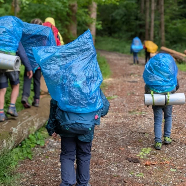 Pfingsten 2025, 
schon ein paar Wochen her. Aber noch bevor unser anstehendes Sommerlager beginnt noch hoch aktuell und immer noch gut in unseren Erinnerungen ;-)

Wie alle zwei Jahre, haben wir auch über das diesjährige Pfingstwochenende unsere Rucksäcke geschnappt und waren auf einzelnen Stufenhikes unterwegs 🥾

Die Wölflinge starteten ihren Hike in Pfullendorf und wanderten bis nach Owingen. Immer entlang dem Jakobsweg. Sie übernachteten unter anderem auf dem Ramsberg. 🧡

Unsere Jupfis machten sich ebenfalls drei Tage auf den Weg. Sie starteten ebenfalls in Pfullendorf und endeten in Illmensee. Der dortige zweitägige Aufenthalt im Pfarrgemeindehaus wurde mit einer Tageswanderung zum Höchsten abgerundet. 💙

Auch die Pfadistufe bewiesen sich tapfer auf ihrem zweitägigen Hike, der in Richtung Meersburg führte. Sie übernachteten in ihren kleinen aber raffinierten Zeltbauten, welche sie an dem nassen Wochenende trocken hielten. 💚

Nass, erschöpft aber glücklich und mit einem noch volleren Rucksack gefüllt mit Abenteuern sind wir alle wieder gut zu Hause angekommen. 💛⚜️