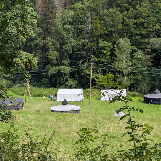 Sommerlager 2025, im Eschachtal Rottweil ⚜️ - Rückblick Teil 1

Unser Stamm war auch dieses Jahr direkt zu Beginn der Sommerferien auf dem Sommerlager. 
Hier seht ihr uns im wunderschönen Eschachtal. Zwischen Fluss, Wiesen und Wälder in einem schönen Fleckchen Natur. 🌲🌳🏕️

Wir haben unter dem Motto „Harry Potter“ den verbotenen Wald, den sprechenden Hut, Zauberstäbe & die Magie des Lagers zu uns geholt und ein zauberhaftes Lager verbracht. 🧙🏼‍♂️🪄

Es wurde gesungen, gebaut, gespielt, Geburtstage gefeiert, die Umgebung erkundet, Versprechen gehalten, zusammen Gemeinschaft erlebt und jeden Menge schabernack betrieben. 
Kurz um, schön wars :)

🧡💙💚❤️💛