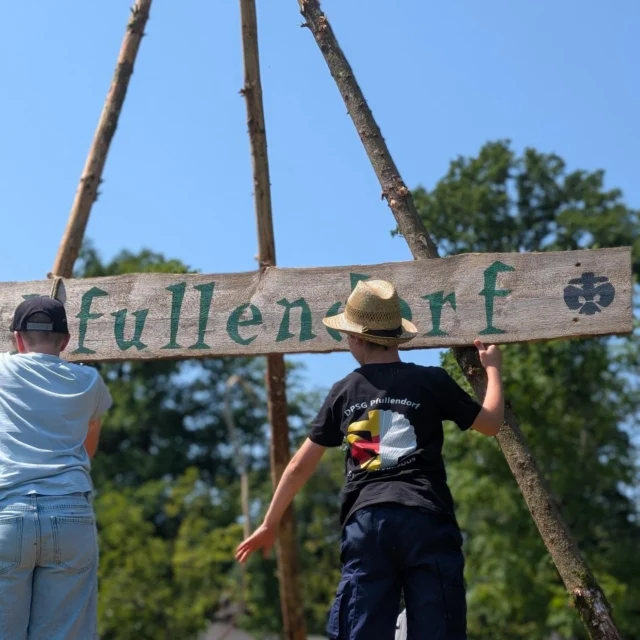 Sommerlager 2026 bei Argenbühl im Allgäu - Rückblick Teil 2

Ganz nach dem Motto - Asterix und Obelix, die spinnen, die Pfadis 

Unsere Lagerwoche hat uns mit sommerlich-heißem Wetter beschenkt ☀️
Wir haben die Zeit draußen in der Natur genossen. 🌲🌳🍃
So haben wir stets nach Schattenplätchen ausschau und viele Kids ihr Versprechen gehalten! 
Außerdem wurde immer nach dem verschollenen Idefix gesucht, wer ihn gefunden hatte durfte eine Überraschung ziehen :)

Müde aber glücklich und voller Erinnerungen sind wir nach einer Woche wieder heimgekehrt. 🏕️⚜️
Welches Abenteuer wohl als nächstes auf uns wartet?