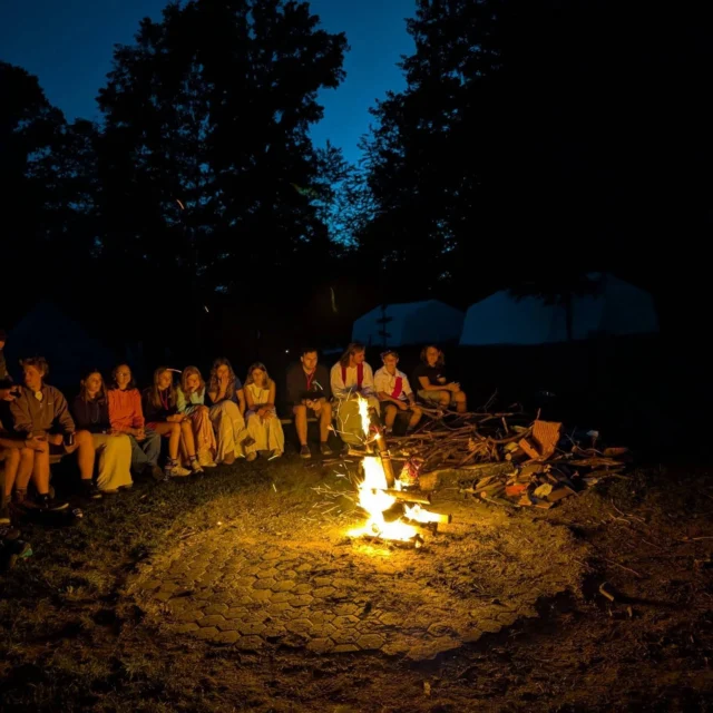 Es wird Zeit für ein Rückblick von unserem Sommerlager 2026! Es geht los mit Teil 1.

Diese Sommerferien hat es uns als Stamm in das schöne Allgäu in die Gemeinde Argenbühl zwischen Wangen und Isny gezogen. 🐄
Auf einem schönen Lagerplatz direkt neben einem kleinen Weiher verbrachten wir 7 Tage mit dem Motto Asterix und Obelix - die spinnen, die Pfadis! 🏕️

Unsere Woche war unter anderem mit einem Hike zum Lagerplatz, Stufenausflügen in die Umgebung, Gemeinschaft, gutem Essen, Spielen, Bauten, gallischem Programm, Werwolfrunden und guter Stimmung gefüllt. 🎉

Sommerlager sind einfach schön! Sie füllen unsere Pfadiherzen mit ganz viel Abenteuern & wertvoller Gemeinschaft! 
☀️⚜️💛